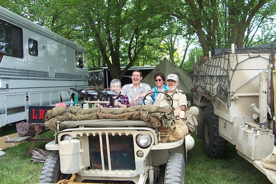 Doel, John & Jeanne with Jack & Donna.JPG (276897 bytes)