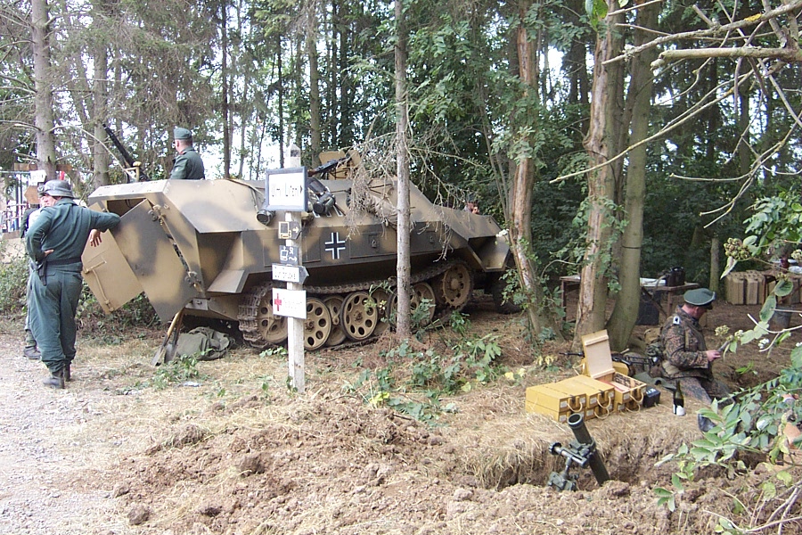 German Mortar Team.JPG (320561 bytes)