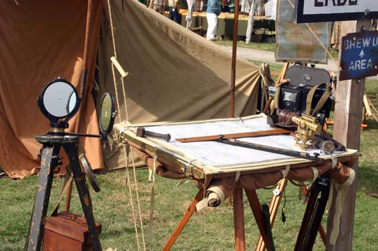 Heliograph and table.jpg (79098 bytes)