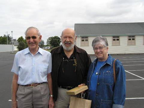 Ian___Presentation_Gift.jpg (26814 bytes)