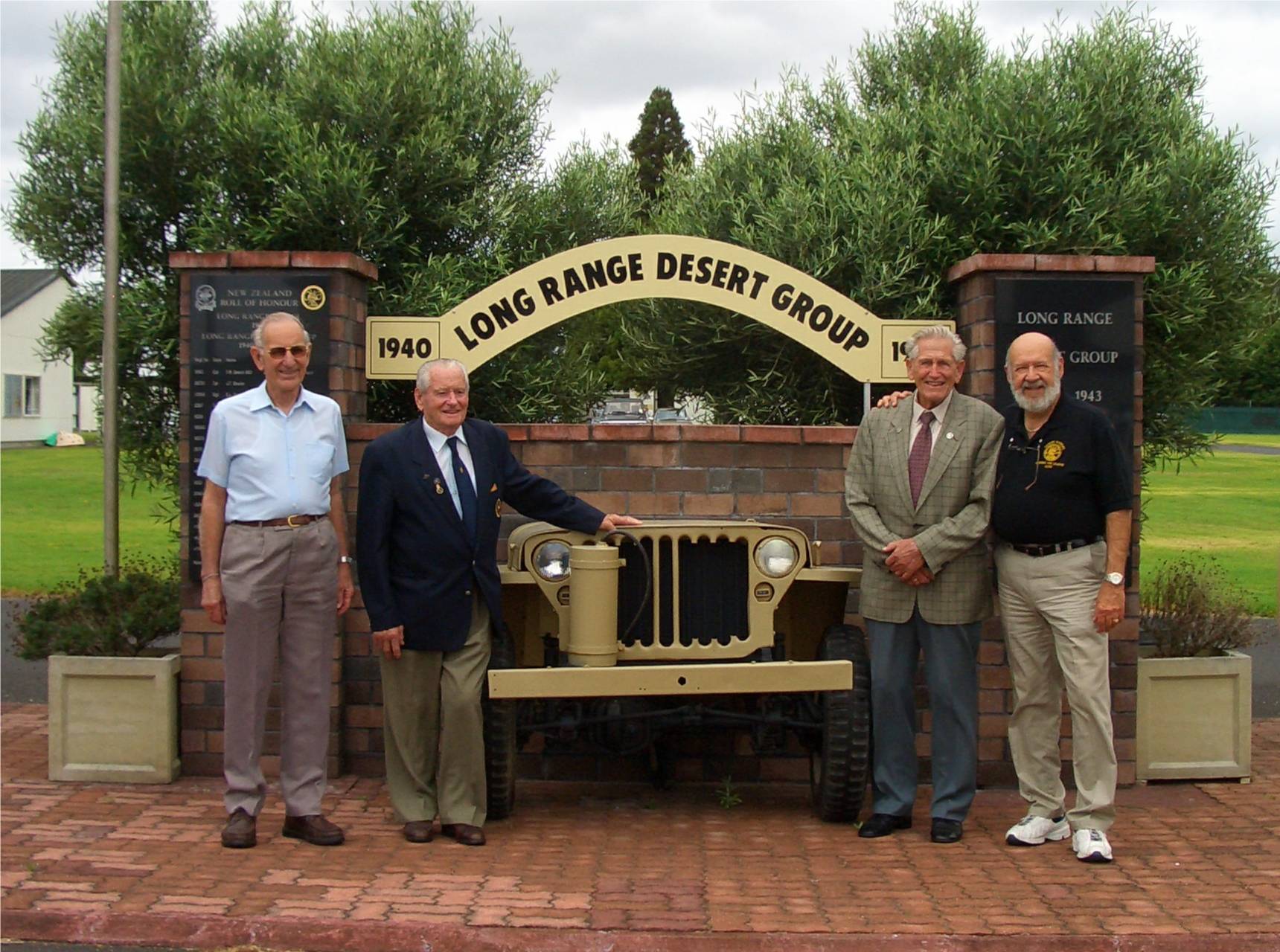 LRDG_Memorial_c_Jack___Ian__Tom___Basil.JPG (301420 bytes)