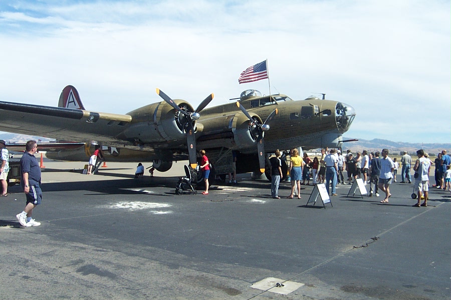 Livermore - B-17.JPG (142691 bytes)