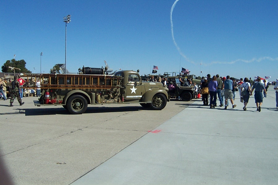 Travis_Air_Show_3103.JPG (133220 bytes)